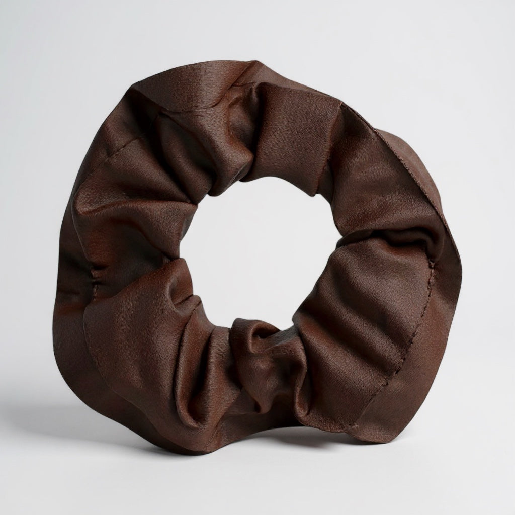 Chouchou en satin couleur chocolat pour cheveux bouclés