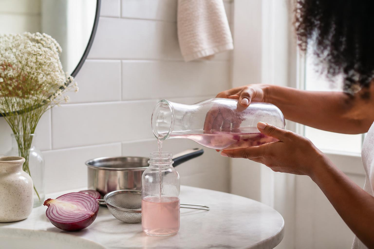 Eau d'oignon rouge pour un rinçage capillaire maison